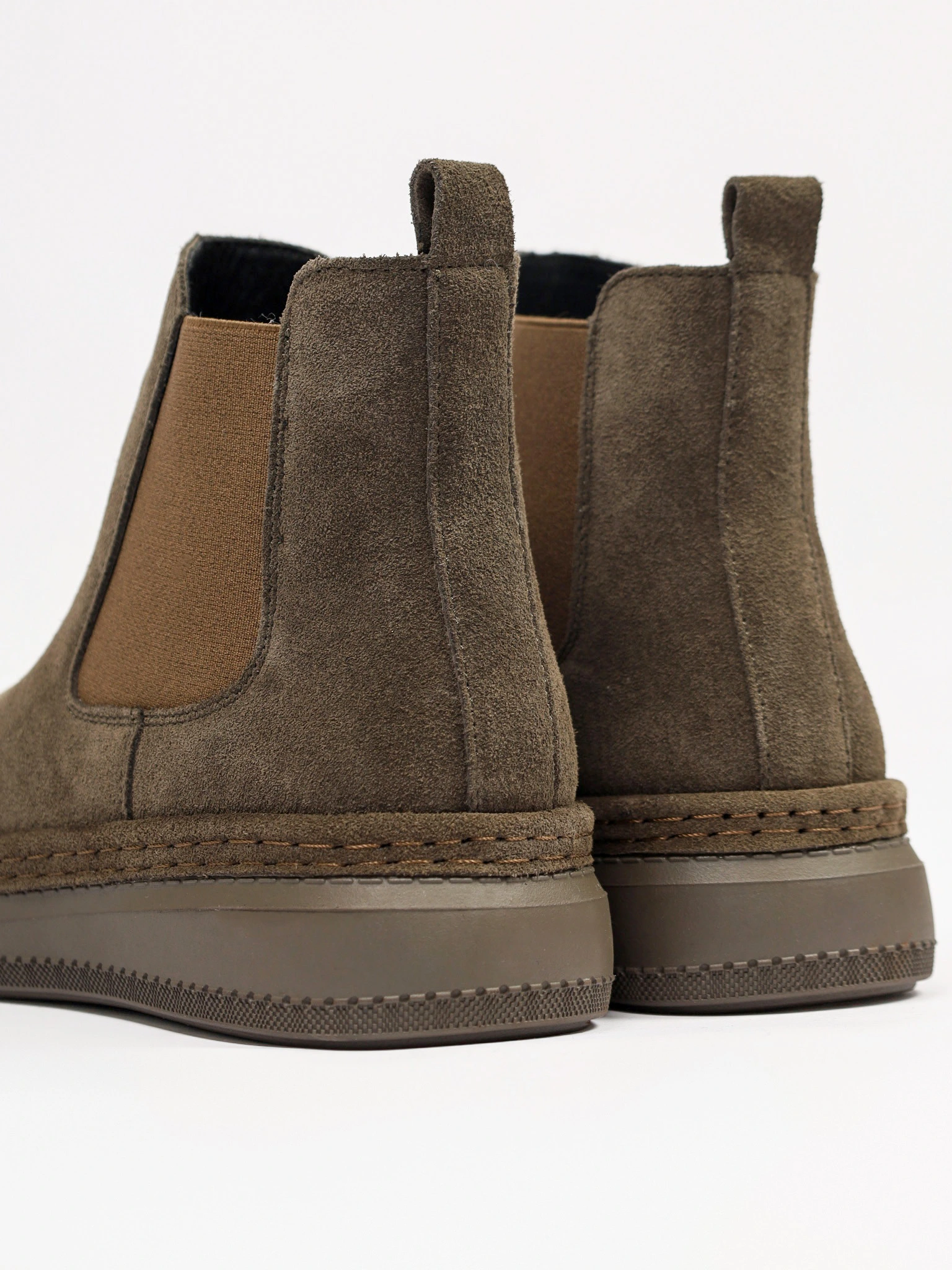 Ботинки-челси цвета хаки из натуральной замши на низкой подошве